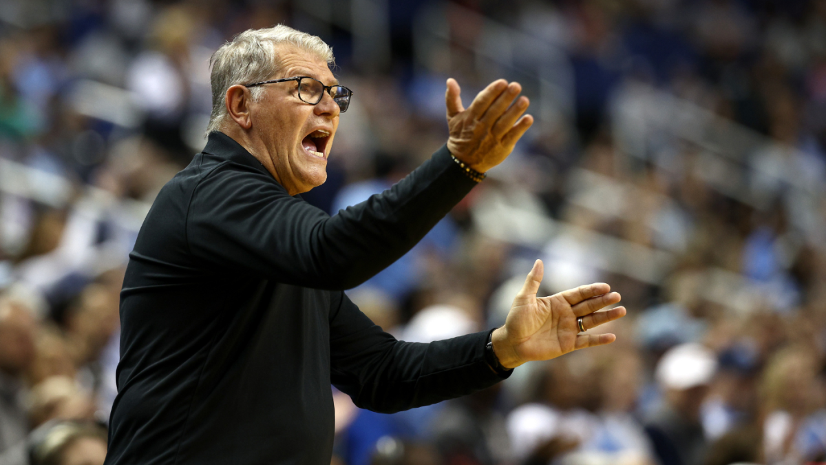 Uconns Geno Auriemma Ties Tara Vanderveer As Ncaas All Time