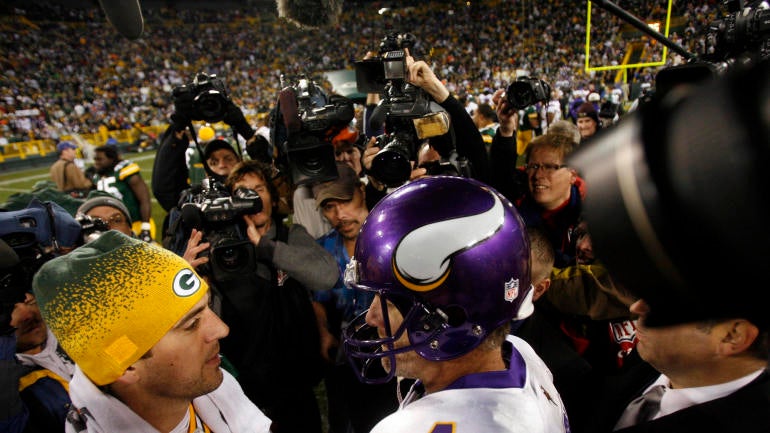 jgholt@startribune.com 11/1/2009 Vikings @ Green Bay----] Brett Favre and Aaron Rodgers hugged after the game