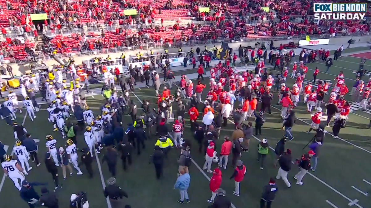 Michigan, Ohio State players fight as Wolverines try to plant flag