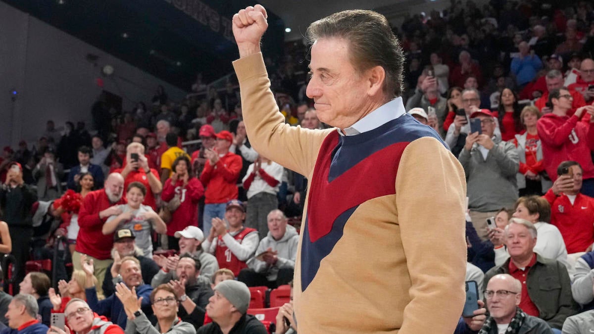 Rick Pitino honors St. John's legend Lou Carnesecca with 'Looie Sweater'