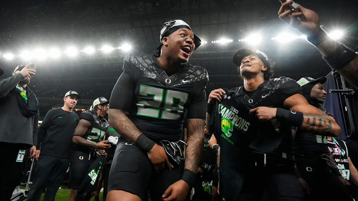 AP Top 25 poll: Oregon holds as unanimous No. 1, Georgia up to No. 2 in college football rankings