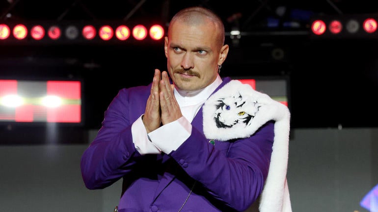 oleksandr-usyk-purple-suit.jpg