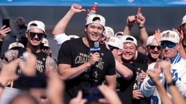 ohtani-dodgers-parade-g.jpg