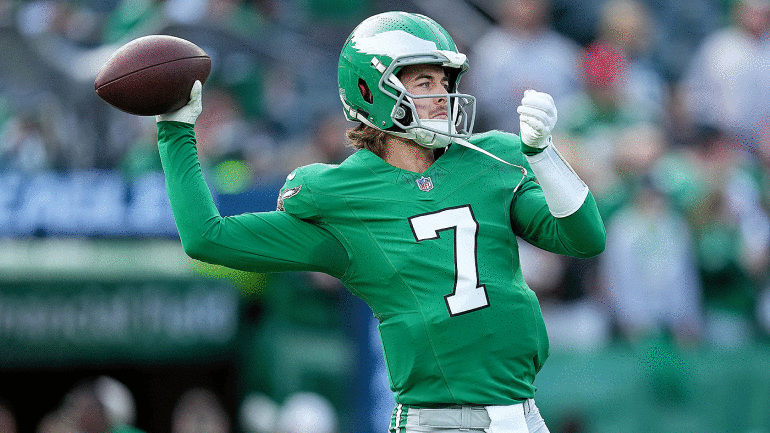 gettyimages-2191764790-kenny-pickett-eagles-qb-pregame-2024-1400.gif