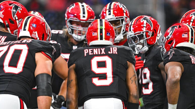 Michael Penix Jr. em ação pelo Atlanta Falcons em partida da NFL.