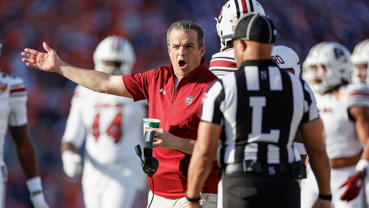 WATCH: Irate Shane Beamer restrained by staff after Illinois’ Bret Bielema taunts South Carolina during bowl