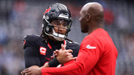 gettyimages-2193454298-stroud-ryans-texans-pregame-2024-afc-wc-1400.gif