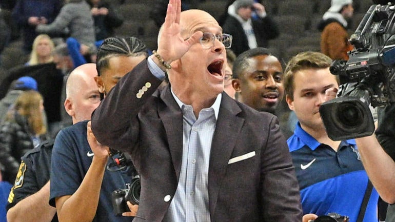 usatsi-dan-hurley-uconn.jpg