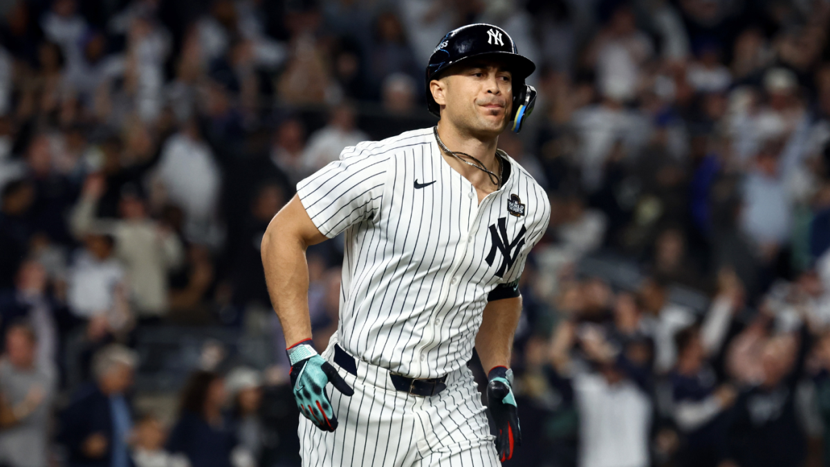 Giancarlo Stanton injury: Yankees slugger has 'very high' level of elbow pain with Opening Day in question