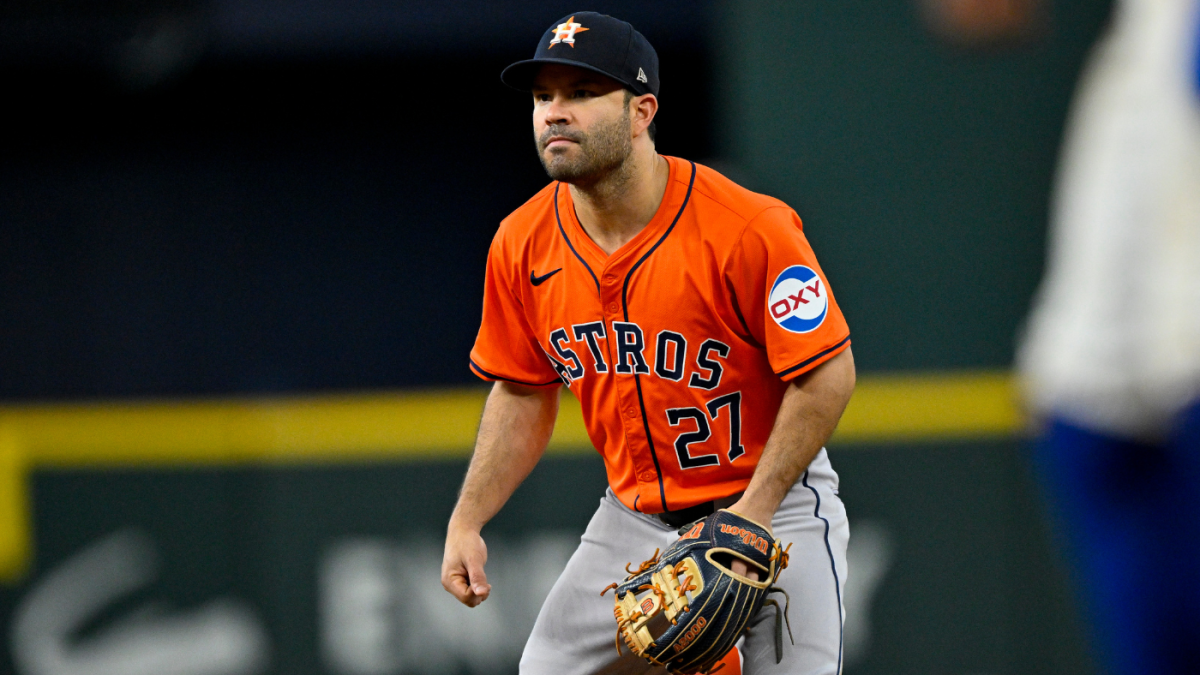 MLB rumors: Astros sign Gold Glove-winning second baseman as Jose Altuve  takes reps in outfield - CBSSports.com