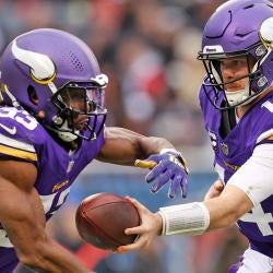 getty-aaron-jones-sam-darnold-vikings.jpg