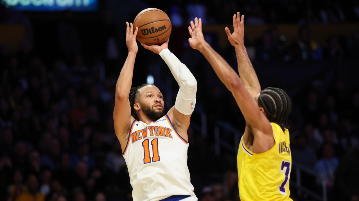 Jalen Brunson injury: Knicks star appears to turn ankle, leaves game in overtime of loss to Lakers