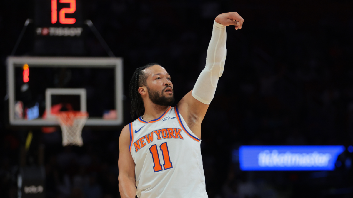Jalen Brunson injury update: Knicks star out of walking boot, team expects regular-season return - CBSSports.com