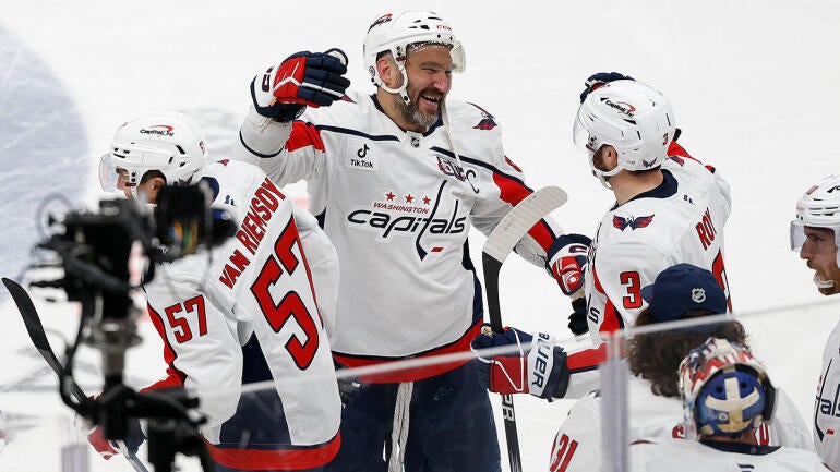 usatsi-25864084-alex-ovechkin-capitals-nhl-breaks-record-895-2025-1400.jpg
