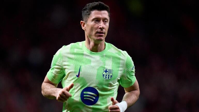 lewandowski-barca-kick-getty-cbs.jpg