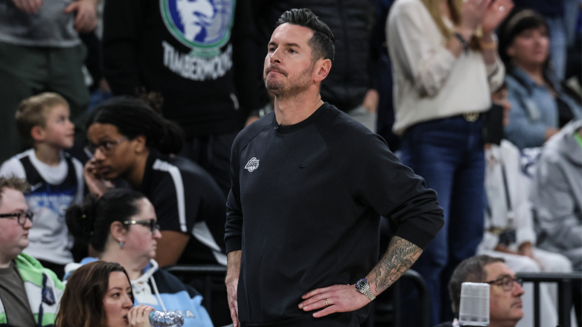 Lakers coach JJ Redick storms out of press conference after taking issue with question about lineup decisions - CBSSports.com