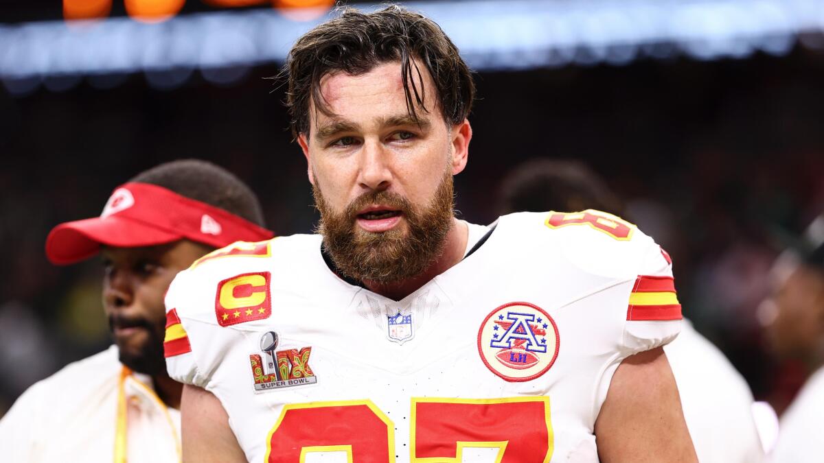 Chiefs' Travis Kelce rips Shedeur Sanders' anonymous critics, praises Browns for adding potential starting QB - CBSSports.com