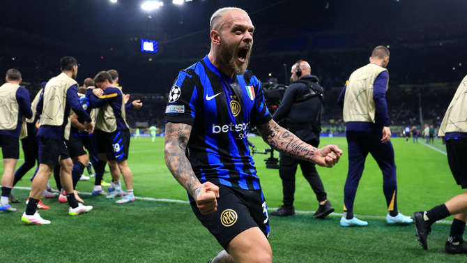 Inter Milan players celebrate a goal against Barcelona