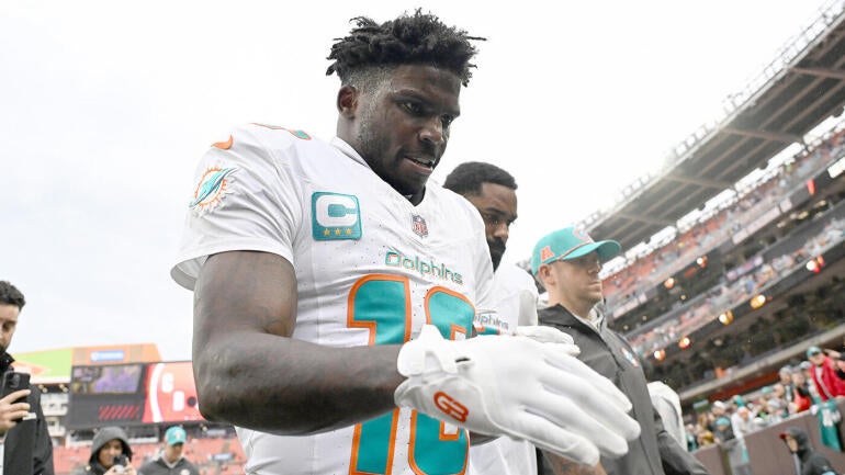 getty-tyreek-hill-dolphins-week-17.jpg