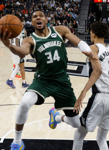 bucks-spurs-giannis-getty.png