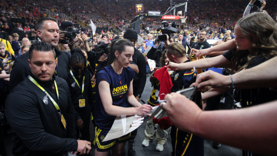 clark-autograph-getty.png