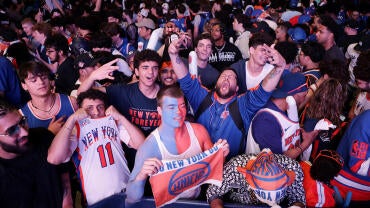 051625-knicksfans.jpg