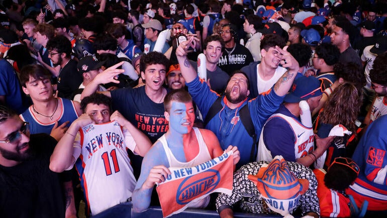 051625-knicksfans.jpg