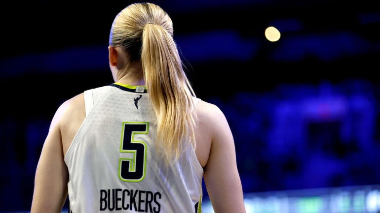 paige-bueckers-back.jpg