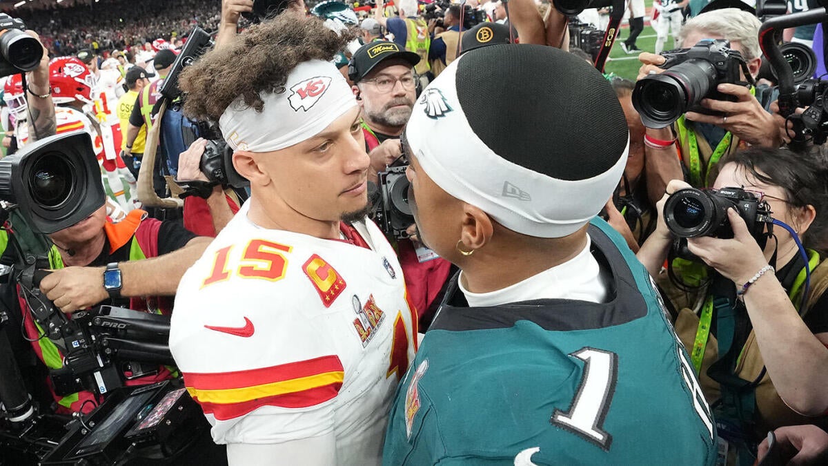 https://sportshub.cbsistatic.com/i/r/2025/05/28/bf98554e-45d4-4190-9742-5878c281848c/thumbnail/1200x675/11d0722a8c2a2449a3ea51594ad76a5b/mahomes-hurts-g.jpg