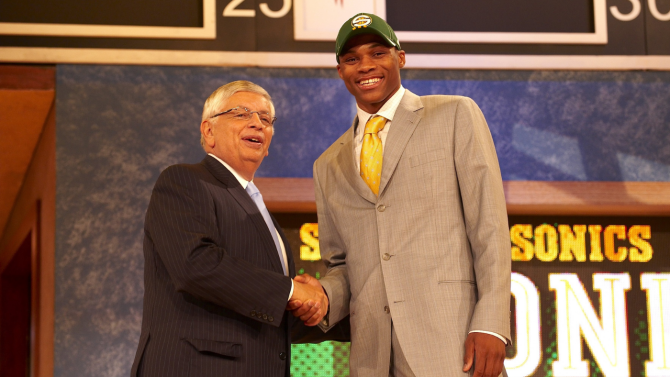 Рассел Уэстбрук в кепке Sonics в ночь драфта 2008 года.