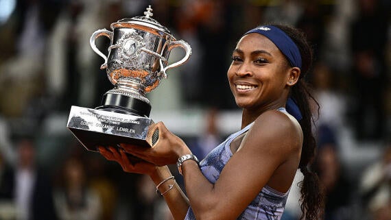 gettyimages-2218432593-coco-gauff-wins-2025-french-open-trophy-1400.jpg