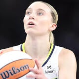 paige-bueckers-ball-wnba.jpg