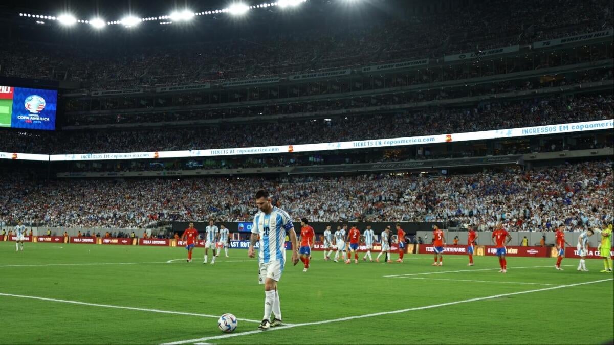https://sportshub.cbsistatic.com/i/r/2025/06/12/12ef58e5-d80d-406b-ba64-2ea0b622b5b8/thumbnail/1200x675/4d990553500e824d00285ff140caa5c9/messi-10.jpg
