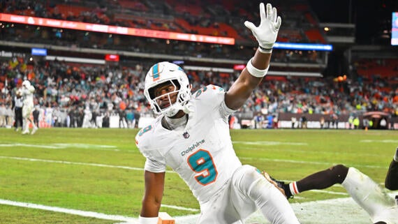 usatsi-24841909-jonnu-smith-dolphins-te-pregame-2024-1400.gif