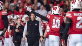 Detrás de la demanda por manipulación de Wisconsin contra Miami sobre el back defensivo Xavier Lucas, que se gestó durante meses.