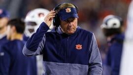 Según los informes, Hugh Freeze de Auburn continúa llegando al campo de golf como resbalones de reclutamiento en la clase 2026