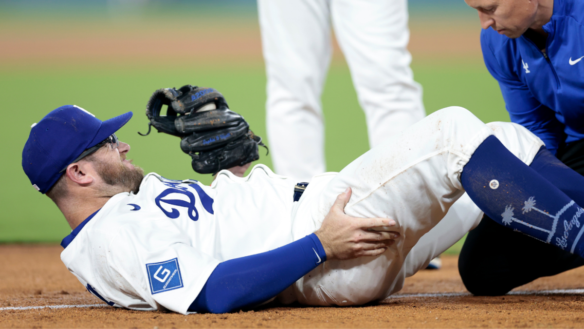 Max Muncy injury: Dodgers infielder (knee) helped off field, set for MRI after nasty collision at third base - CBSSports.com