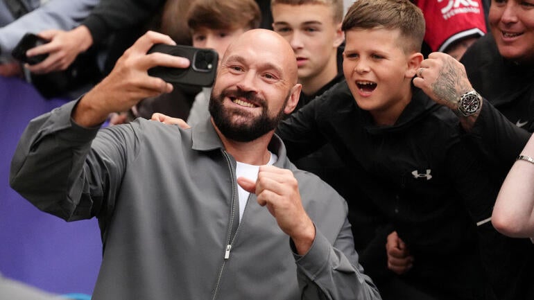 Tyson-fury-fans.JPG