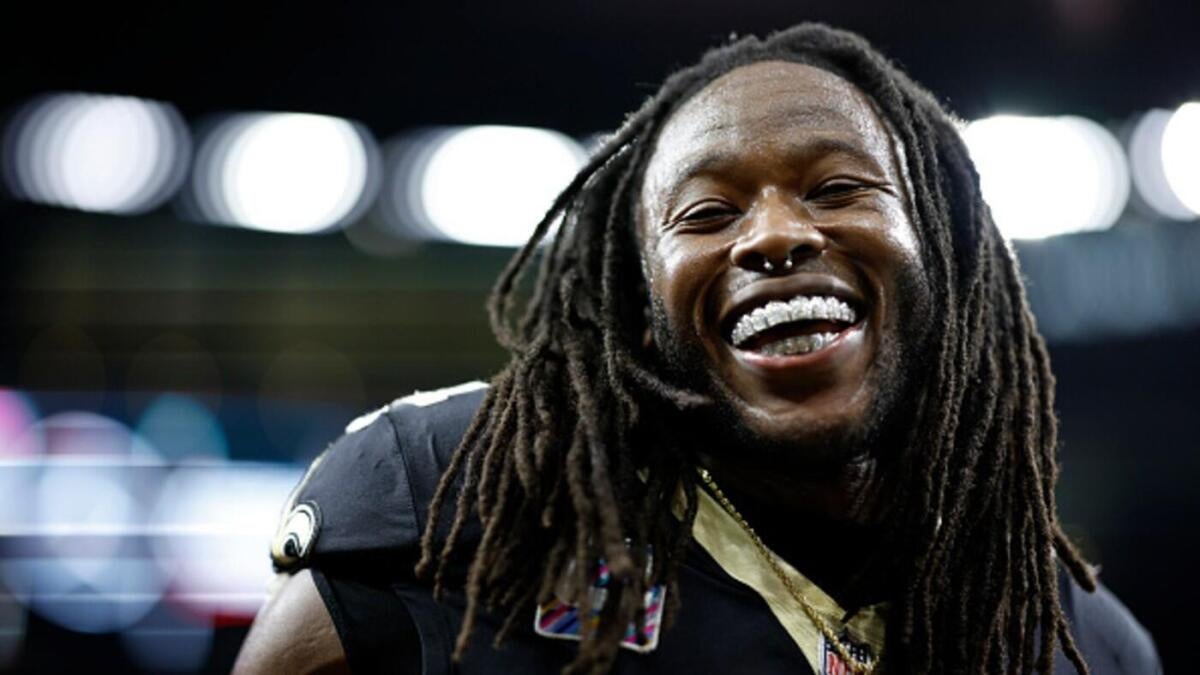LOOK: Saints' Alvin Kamara tosses rough first pitch at Cubs game, asks for do-over - CBSSports.com