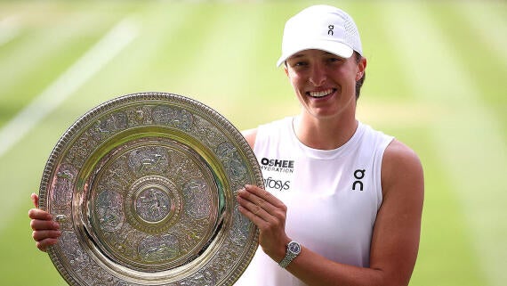 gettyimages-2224131649-iga-swiatek-2025-wimbledon-trophy-1400.jpg