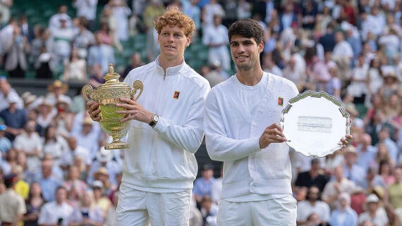 usatsi-26635709-sinner-alcaraz-2025-wimbledon-trophies-1400.jpg