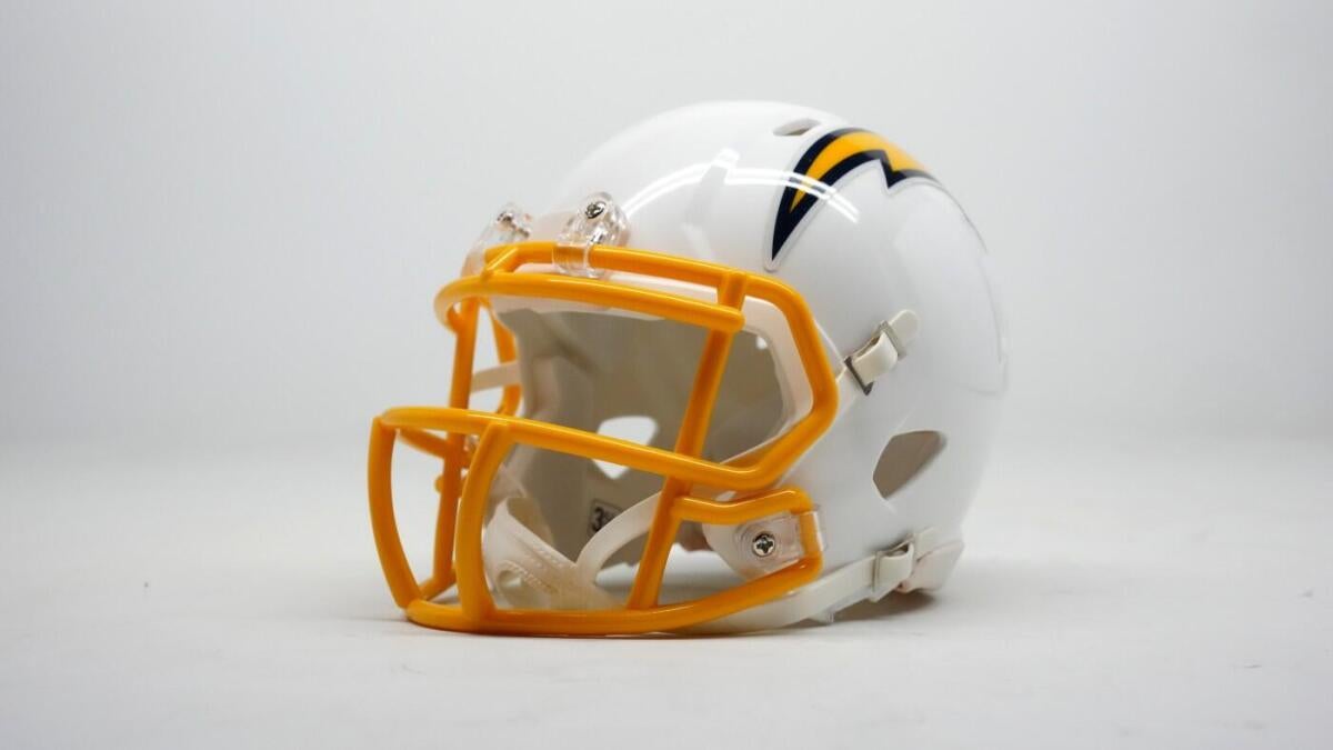 https://sportshub.cbsistatic.com/i/r/2025/07/15/61bbd816-f8db-4122-b8a0-17f6bc55c01e/thumbnail/1200x675/0d72959c6b8a27afd3c64cb6da514d87/chargershelmet.jpg