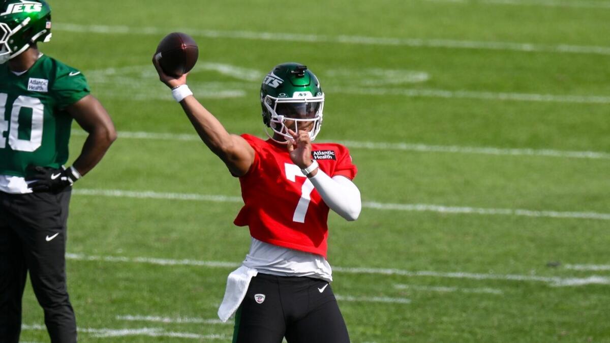 Justin Fields injury: Jets QB returns to practice one day after suffering dislocated toe Justin Fields injury: Jets QB returns to practice one day after suffering dislocated toe