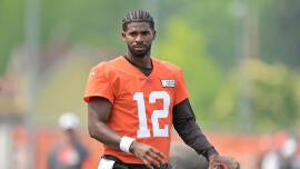 Browns QB Battle: Sheder Sanders accepteert de rol van de onderdrukten, zelfs met de beperkte vertegenwoordigers van het eerste team in de trainingskamp