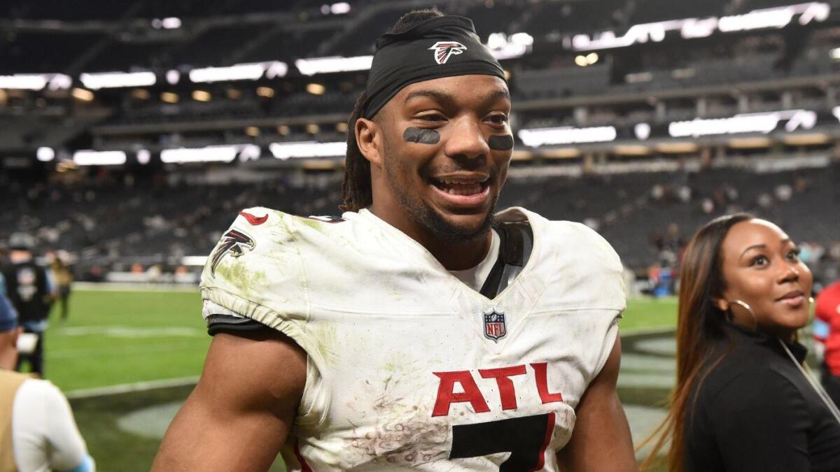 Falcons RB Bijan Robinson explains that everyone is pronouncing his name wrong Falcons RB Bijan Robinson explains that everyone is pronouncing his name wrong