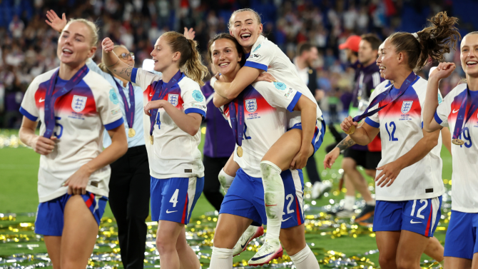 Сборная Англии по футболу среди женщин празднует победу на Чемпионате Европы