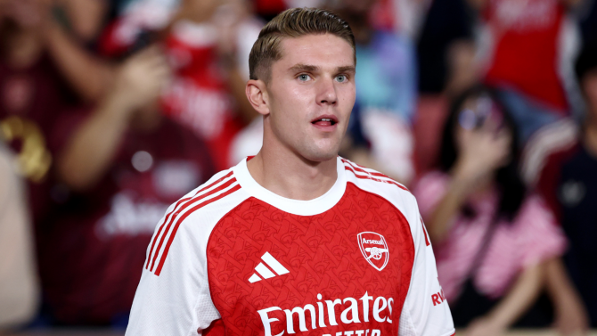 Футболисты на поле, символизирующие трансферы