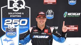 A NASCAR Truck Stewart Friesen sorozat pilóta komoly állapotban, de ijesztő szennyeződés után stabil