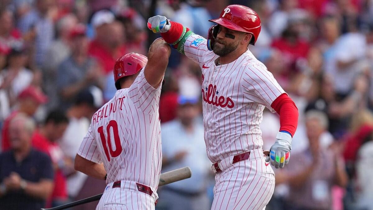 https://sportshub.cbsistatic.com/i/r/2025/08/01/fc3aacbc-808f-4b3e-b951-78e0a74eb655/thumbnail/1200x675/36f0d4c7f151e3ca084a899672f5d43f/realmuto-harper-getty-images.jpg