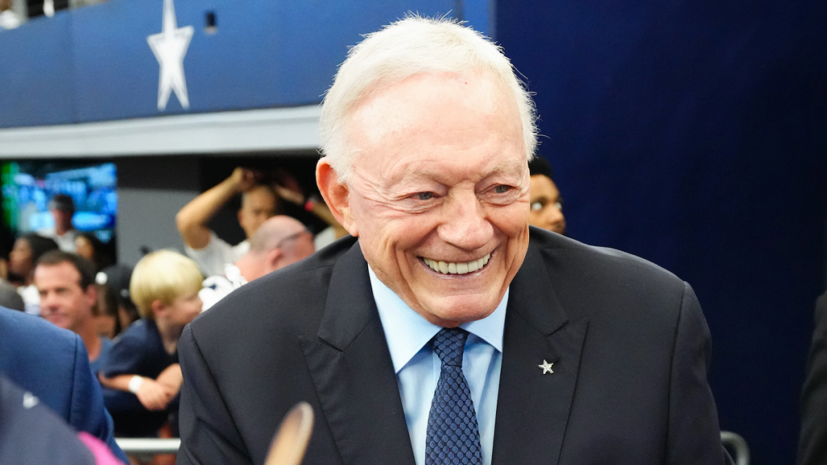 https://sportshub.cbsistatic.com/i/r/2025/08/04/ab0974b5-def2-4915-b592-2b9b4fd30b97/thumbnail/1200x675/f2402c1d41349eea418be4a4fe0ee1db/jerryjones.png